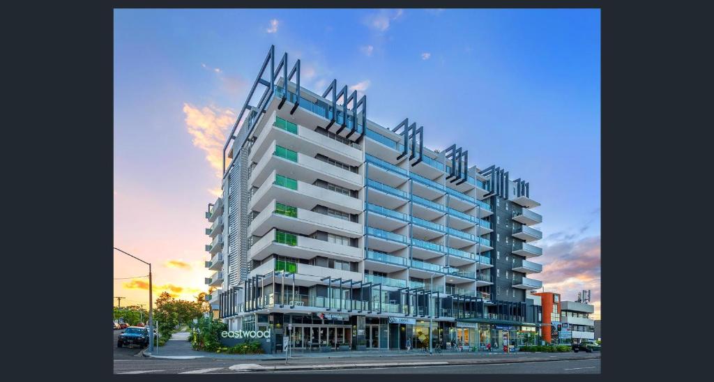 um edifício alto com uma placa na lateral em Eastwood Apartments em Brisbane