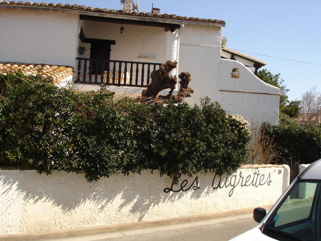 twee honden op een balkon van een huis bij Les Aigrettes 6 in Saintes-Maries-de-la-Mer