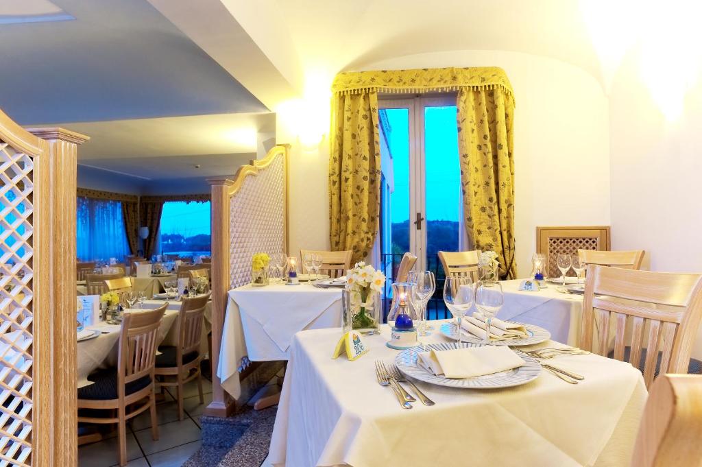 Un restaurante o sitio para comer en Hotel Bellevue Benessere & Relax