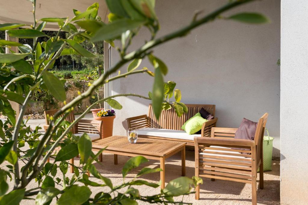 un patio con 2 sedie, un tavolo e un divano di Apartman Tika (2+2)*** a Pola (Pula)