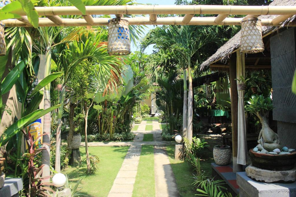 Zahrada ubytování Giri Sari Guest House Pemuteran Bali