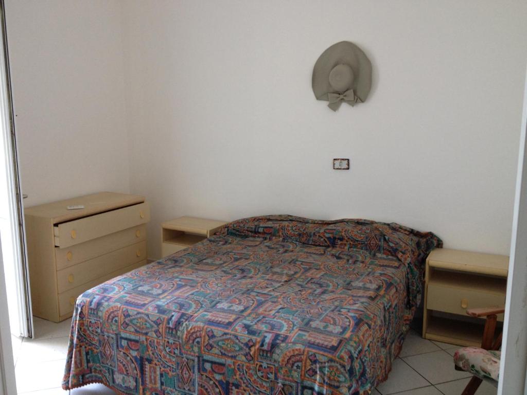 ポンツァにあるArcipelago Pontino Egidiaのベッドルーム1室(ベッド1台、ドレッサー、ファン付)