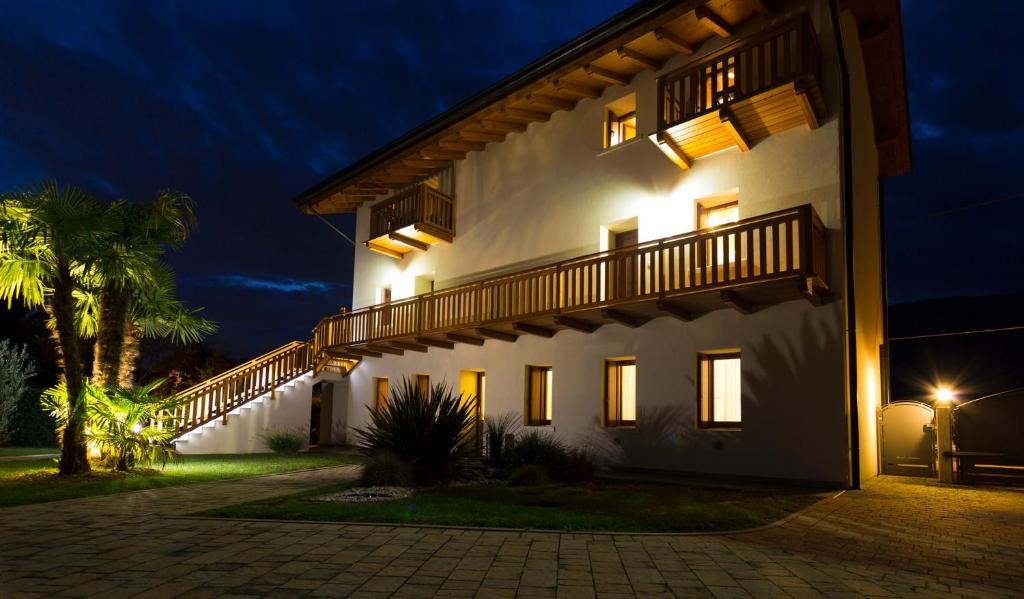 ein Gebäude mit einer Seitentreppe in der Nacht in der Unterkunft Albergo Diffuso Polcenigo B.Vittorio in Polcenigo
