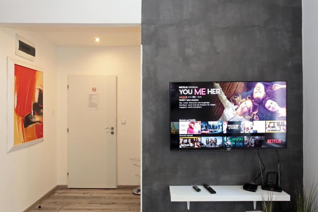 TV a/nebo společenská místnost v ubytování Apartment House - The Modern Flat