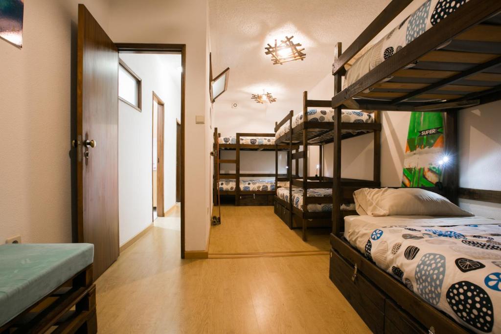 Cama ou camas em um quarto em Douro Surf Hostel