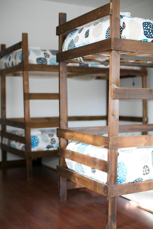 Cama ou camas em um quarto em Douro Surf Hostel