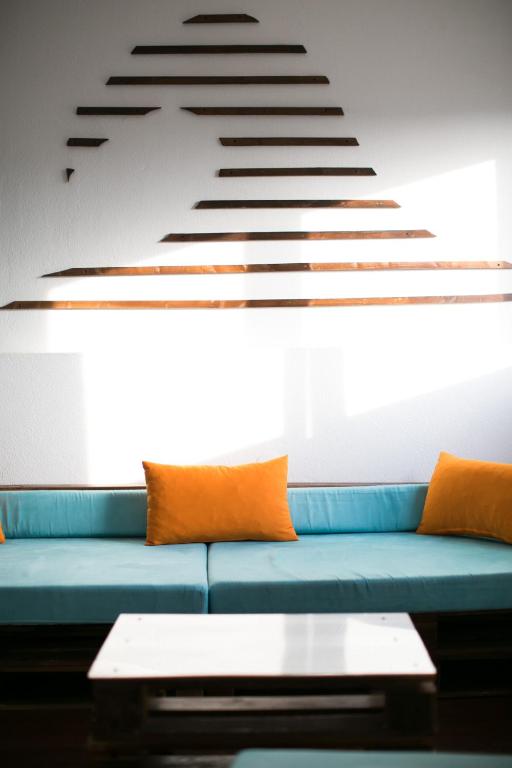 Uma área de estar em Douro Surf Hostel