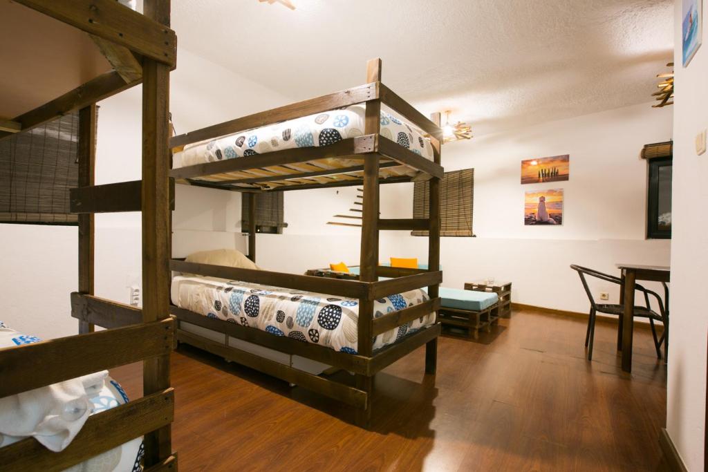 Cama ou camas em um quarto em Douro Surf Hostel