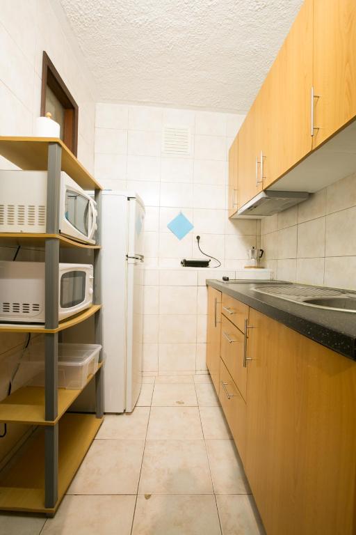 A cozinha ou cozinha compacta de Douro Surf Hostel