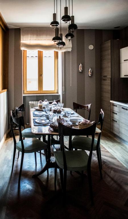 stół jadalny i krzesła w pokoju w obiekcie B&B La Cuntana w mieście Potenza