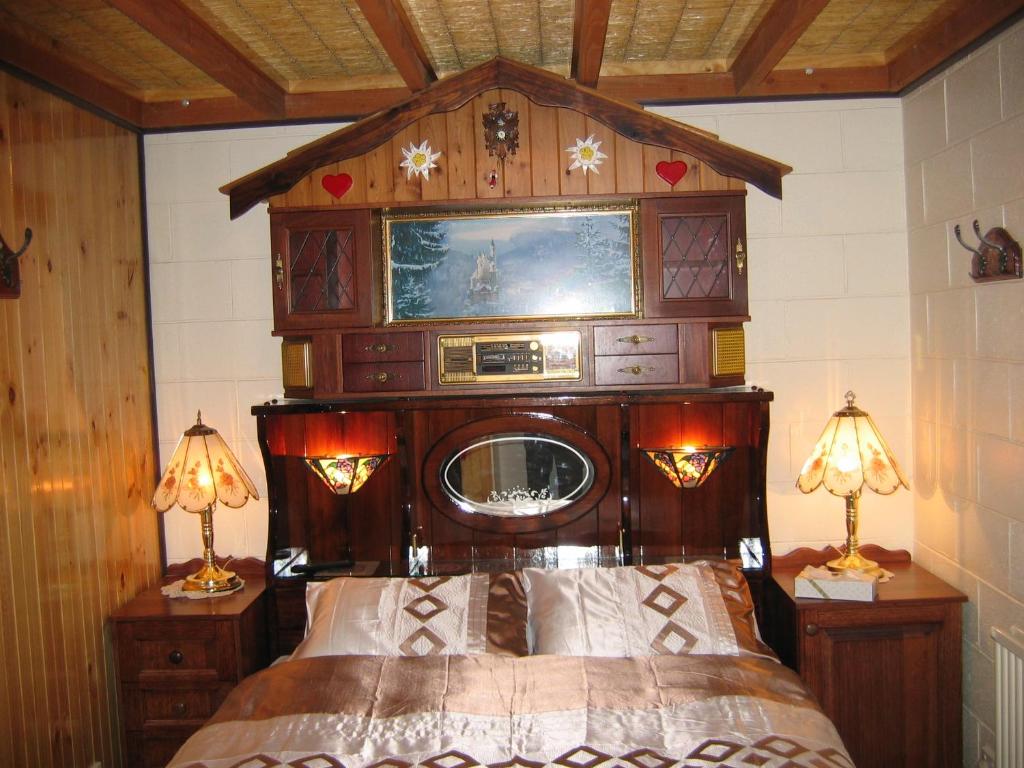 a bedroom with a tv on top of a bed at Brucktal Apartment in Falls Creek