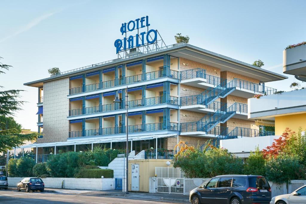 een gebouw met een bord dat hotelcorolla leest bij Hotel Rialto in Grado