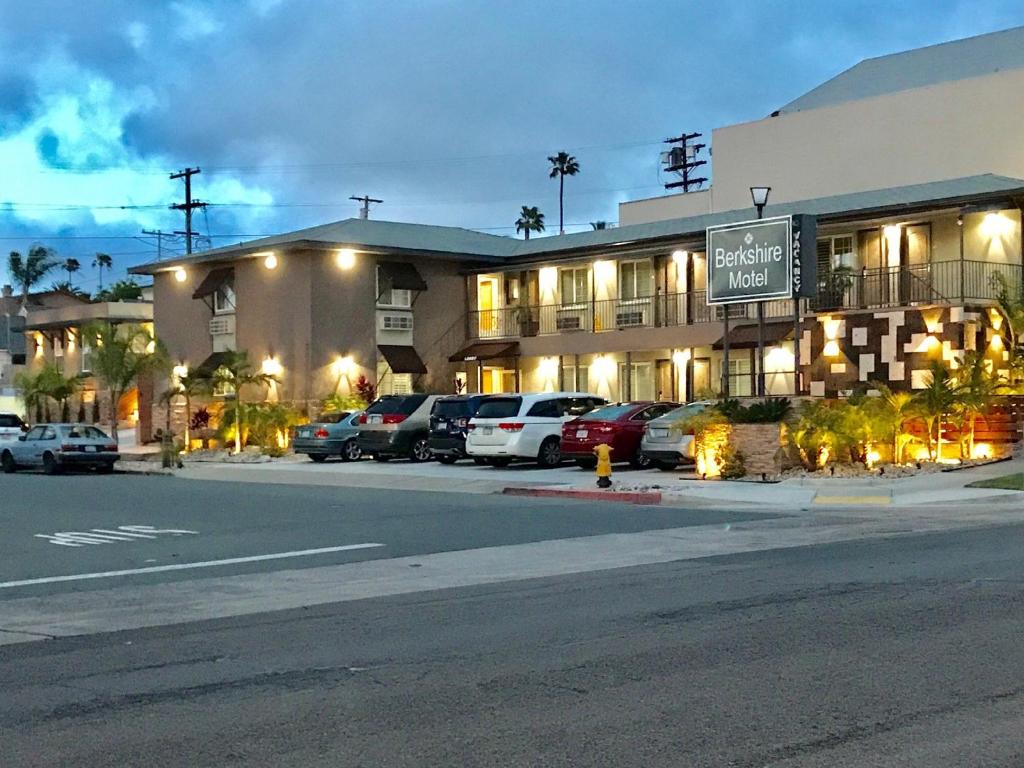 um hotel com carros estacionados num parque de estacionamento em Berkshire Motor Hotel em San Diego