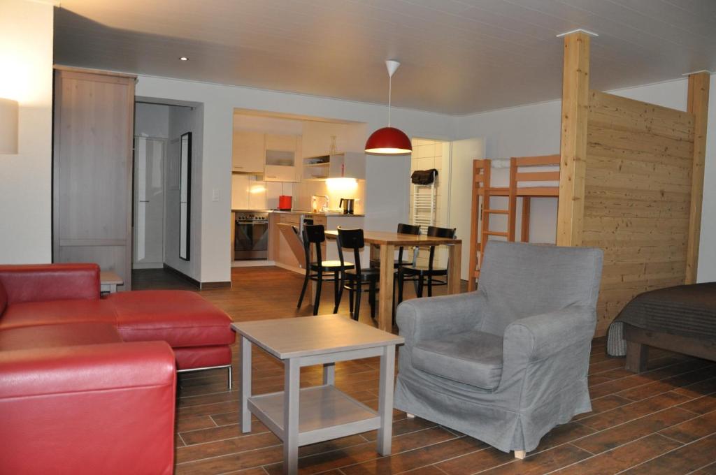 een woonkamer met een bank, stoelen en een tafel bij Alte Bäckerei in Schwarzsee