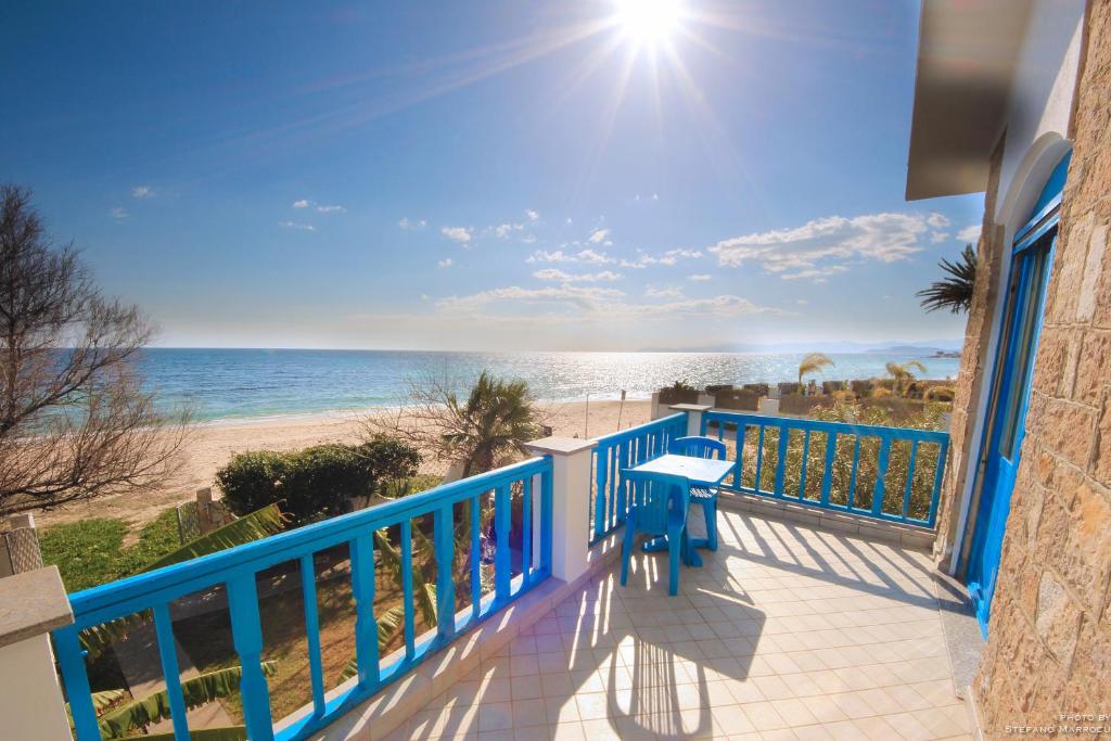 balcón con vistas a la playa en La Casa Sulla Spiaggia, en Flumini di Quartu