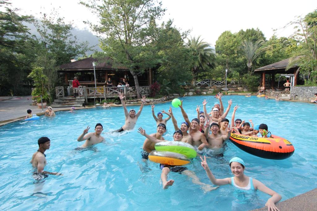 國姓鄉的住宿－北港溪沙八山莊 ，一群人在游泳池里