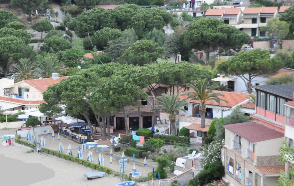 een luchtzicht op een stad met bomen en gebouwen bij Drago Residence in Capoliveri