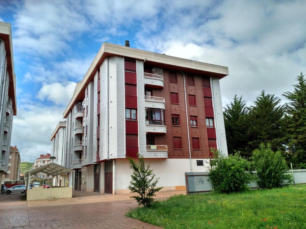 un bâtiment rouge et blanc sur le côté d'une rue dans l'établissement Vivienda Briviesca La Vega, à Briviesca