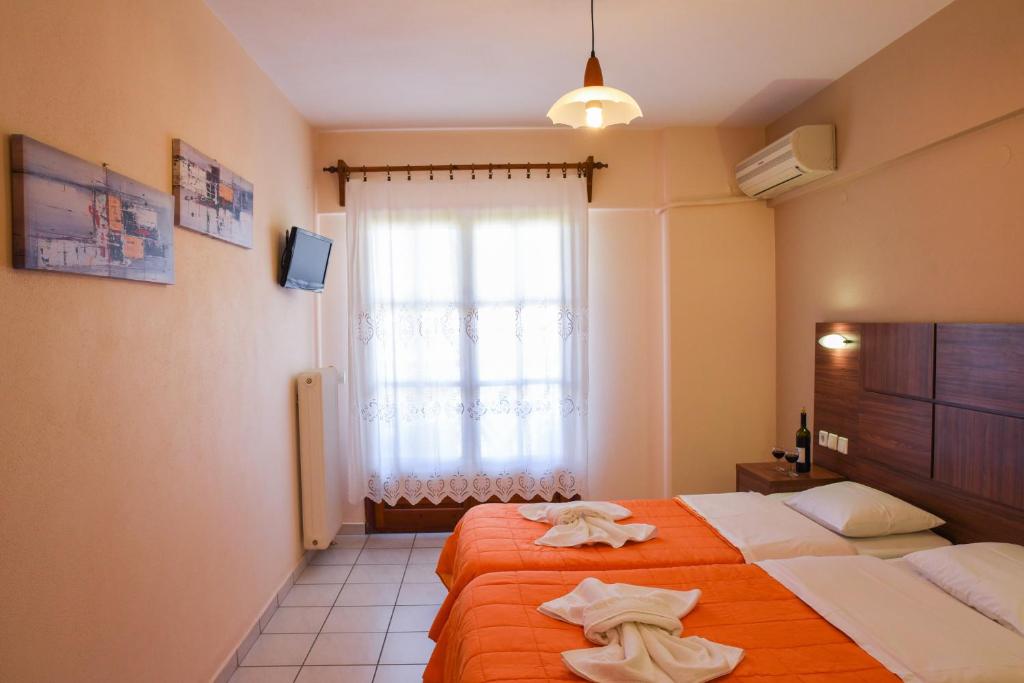 Łóżko lub łóżka w pokoju w obiekcie Hotel Eleana