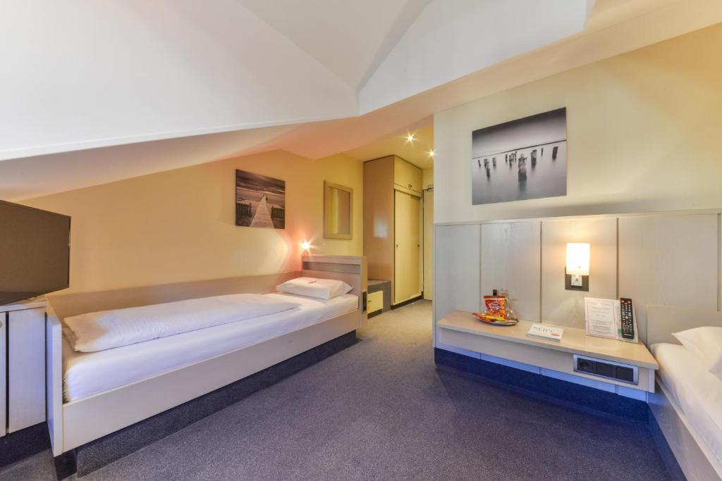 Postel nebo postele na pokoji v ubytování Hotel Schiller