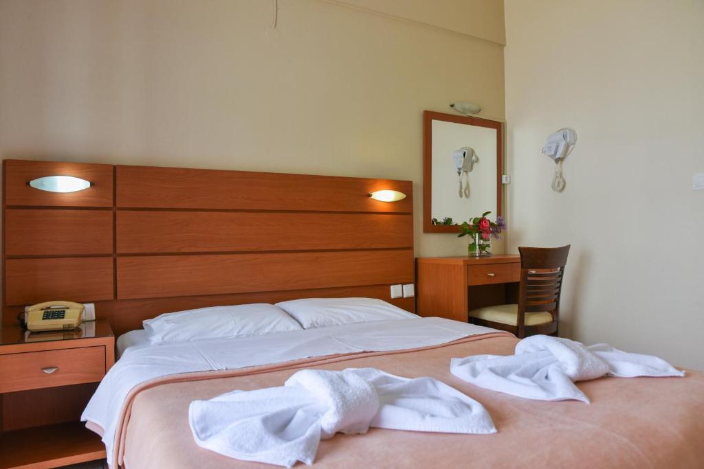 Łóżko lub łóżka w pokoju w obiekcie Hotel Eleana