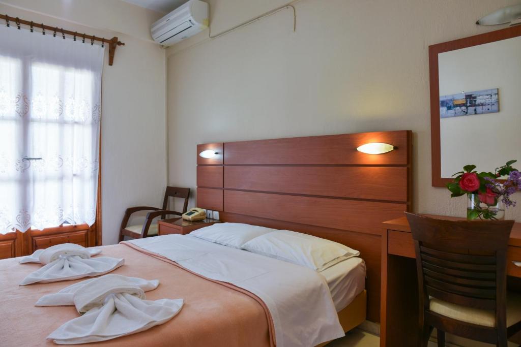 Łóżko lub łóżka w pokoju w obiekcie Hotel Eleana