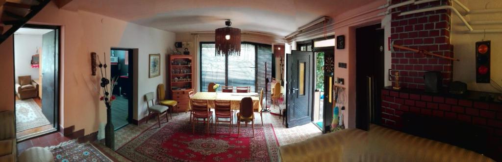 バラトンケネシェにあるNapfényのテーブルとダイニングルームが備わる客室です。