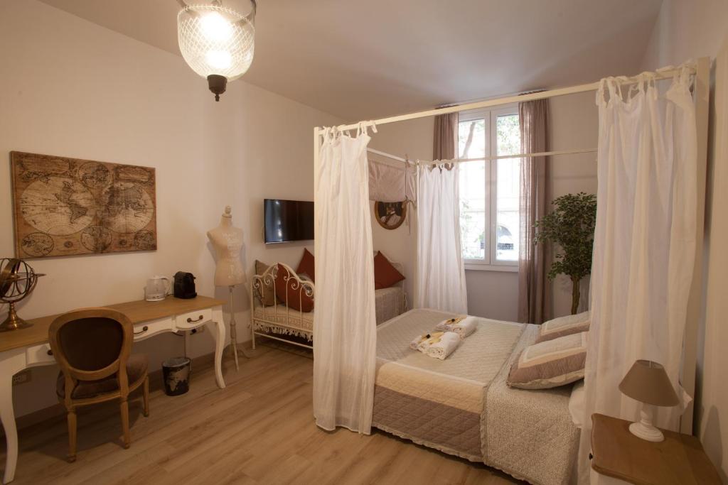羅馬的住宿－波波羅弗拉米尼奧旅館，一间卧室配有一张床、一张书桌和一个窗户。