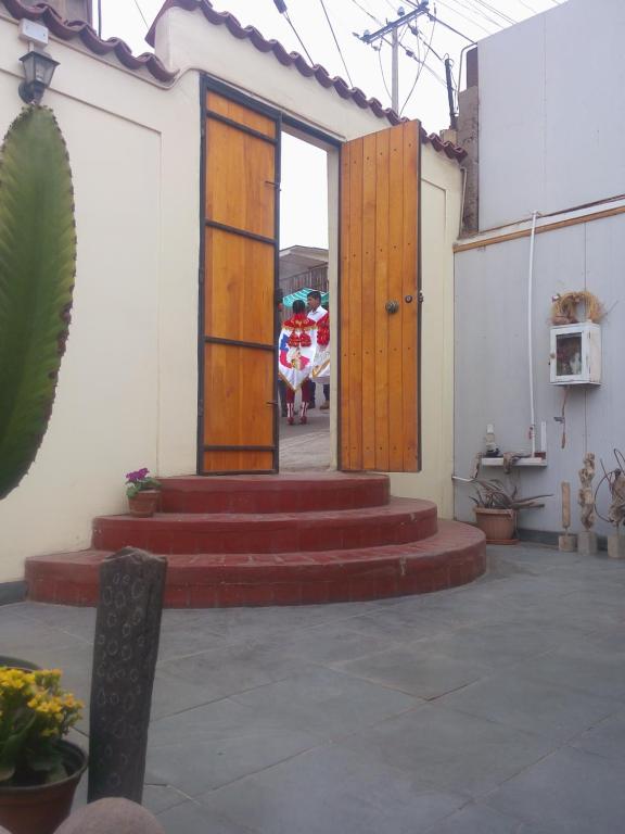 una habitación con escaleras y una puerta en un edificio en Le Petit Clos, en Arica