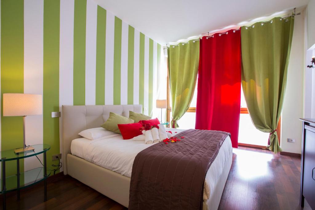 コモにあるThe Squareの赤と緑のストライプのベッド1台が備わるベッドルーム1室