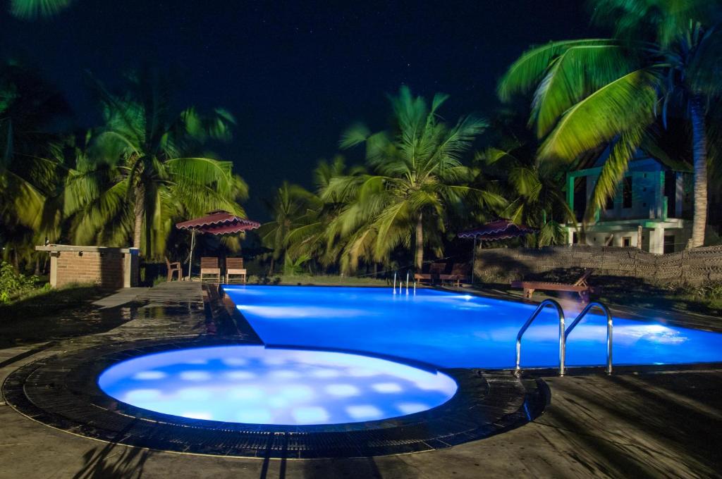 Swimmingpoolen hos eller tæt på The Coconut Gardens Hotel & Restaurant
