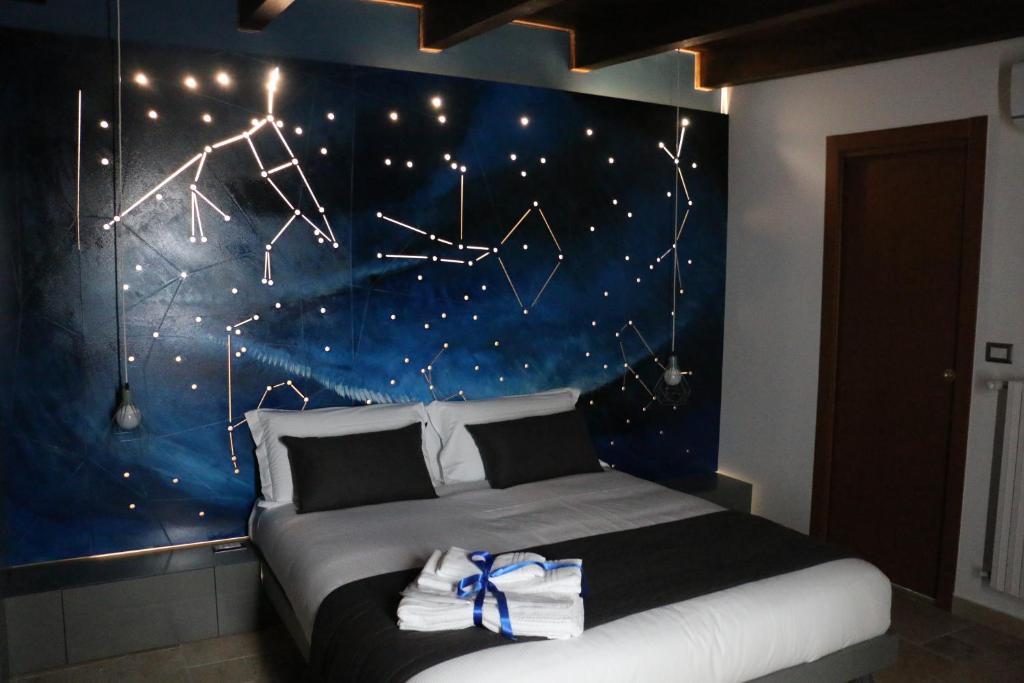 トラーニにあるLa Cattedrale dai Tettiのベッドルーム1室(星の絵付)