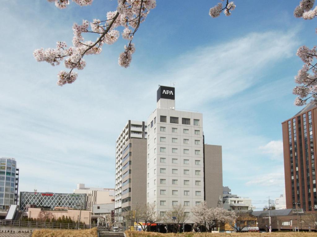 un edificio con un cartello ak sopra di APA Hotel Mito-Ekimae a Mito