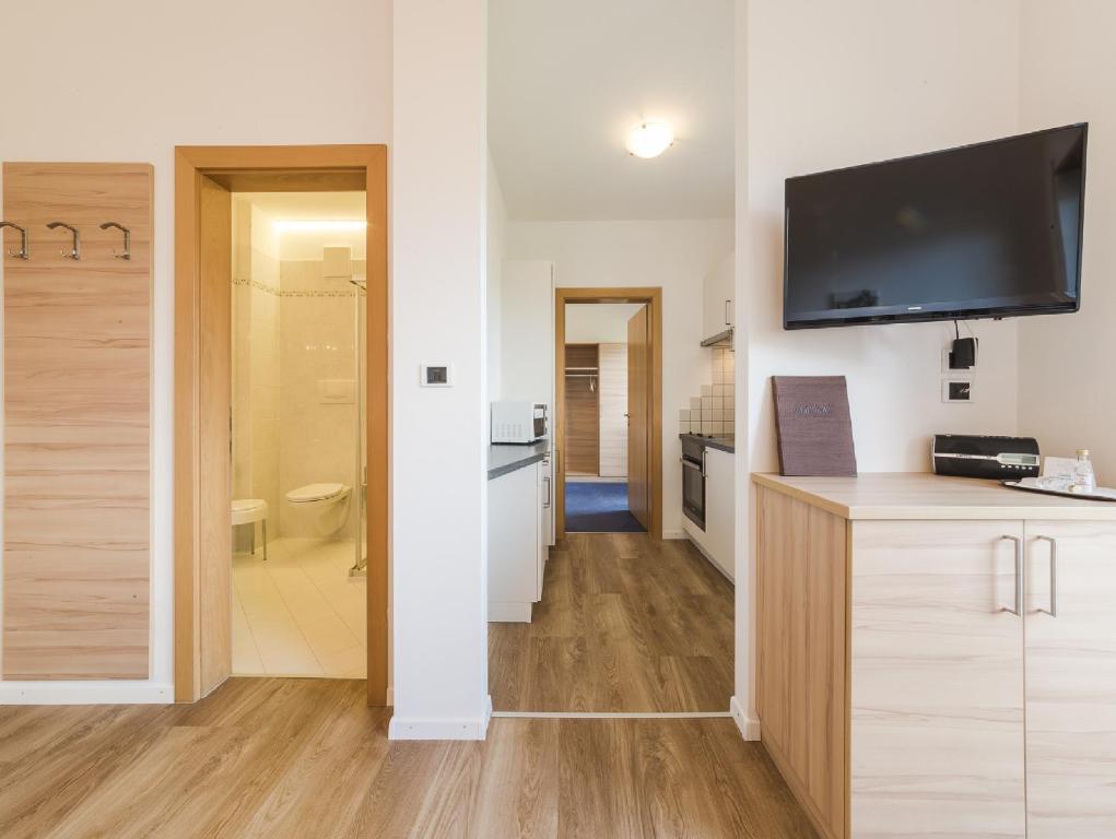 Televízia a/alebo spoločenská miestnosť v ubytovaní Hotel-Garni Appartement Gartenheim