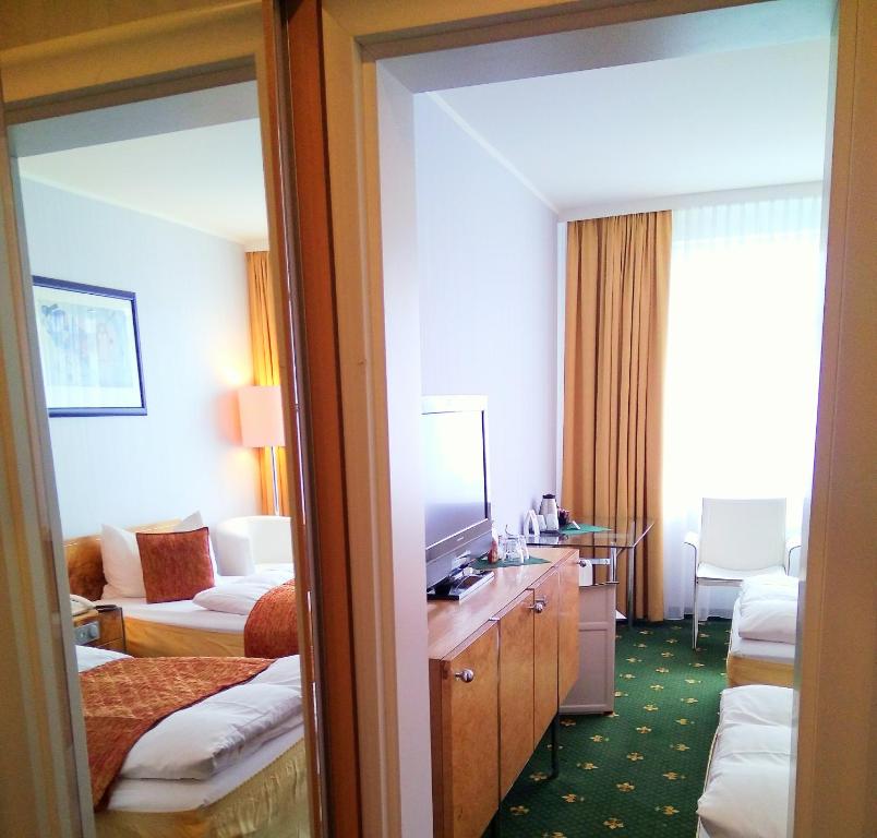 TV a/nebo společenská místnost v ubytování Alexa Hotel