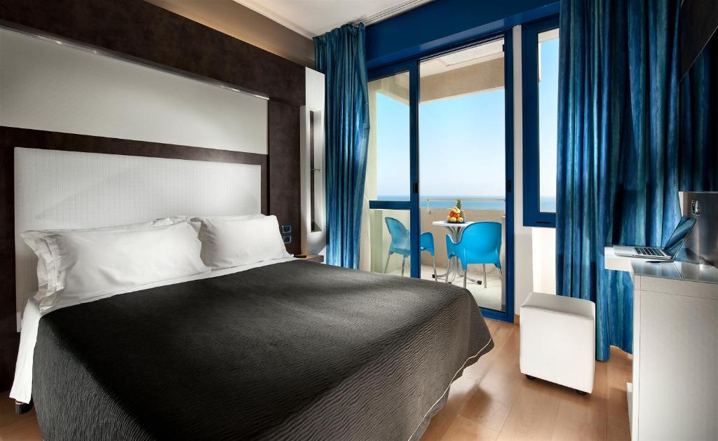 Postel nebo postele na pokoji v ubytování Hotel Baltic Riccione-Fronte Mare