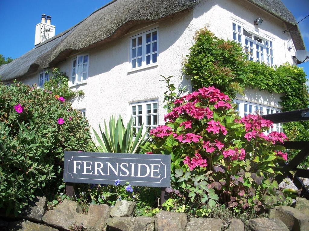 ein Schild vor einem Haus mit Blumen in der Unterkunft Fernside Bed and Breakfast in Templeton