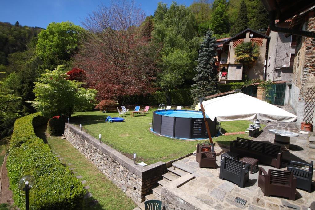 Blick auf den Garten mit Pool in der Unterkunft Family House Veronica in Cadegliano Viconago