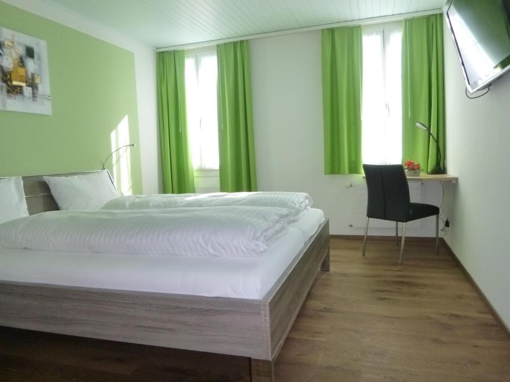 Postel nebo postele na pokoji v ubytování Hotel Metzgern