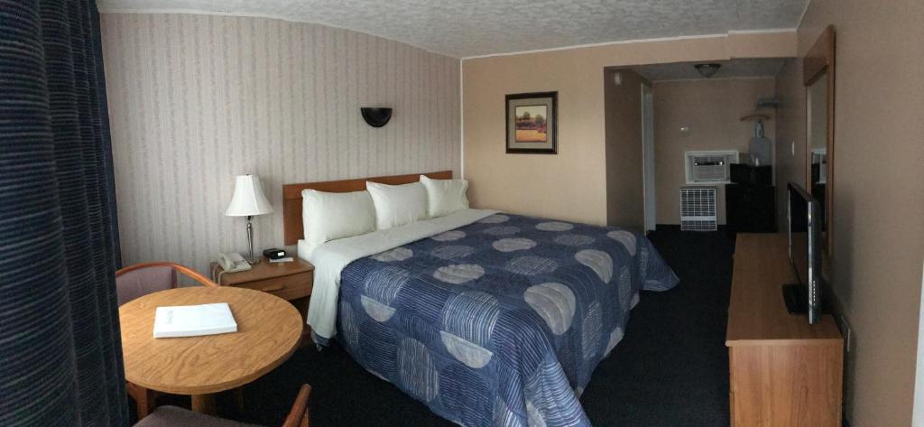 Postel nebo postele na pokoji v ubytování Moonlite Motel