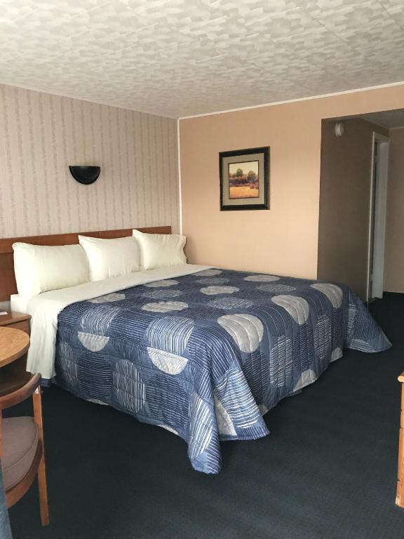 Postel nebo postele na pokoji v ubytování Moonlite Motel