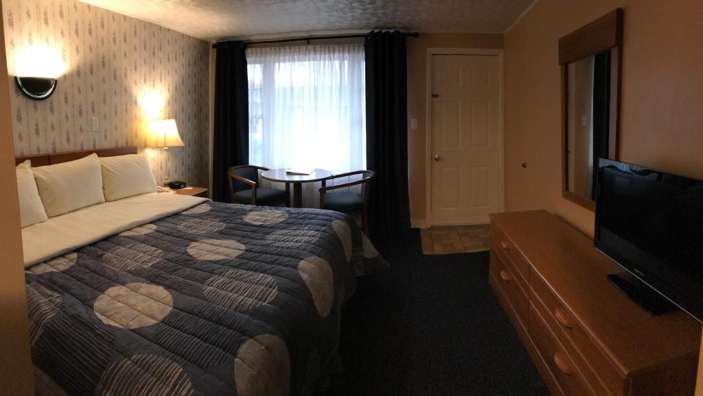 Postel nebo postele na pokoji v ubytování Moonlite Motel