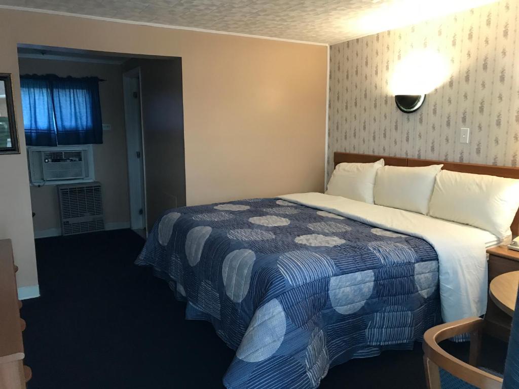 Postel nebo postele na pokoji v ubytování Moonlite Motel
