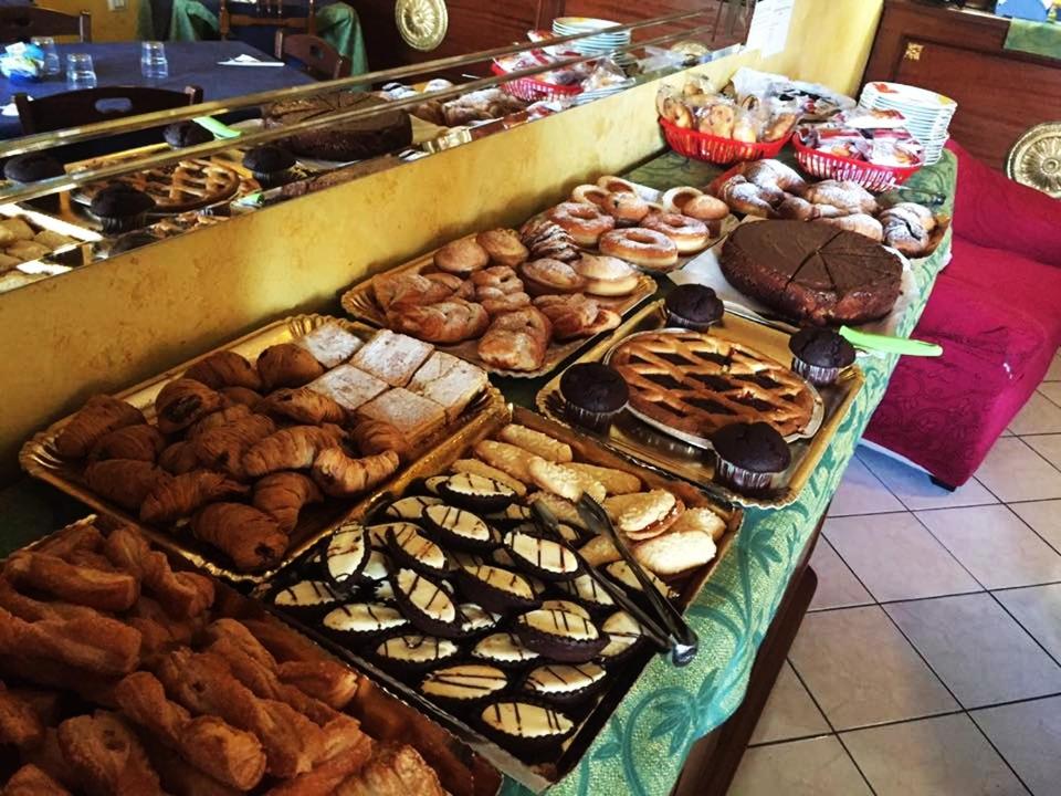 una tavola piena di diversi tipi di prodotti da forno di B&B Casa Alba Salentina a Porto Cesareo