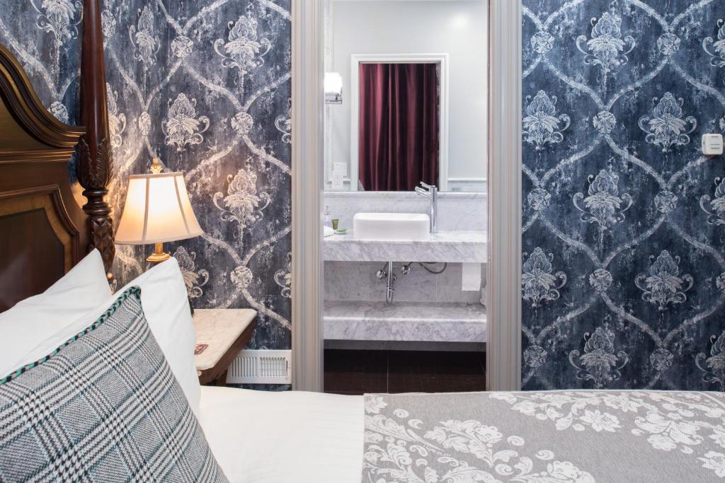 sypialnia z łóżkiem oraz łazienka z umywalką w obiekcie Monte Cristo Bed and Breakfast w mieście San Francisco