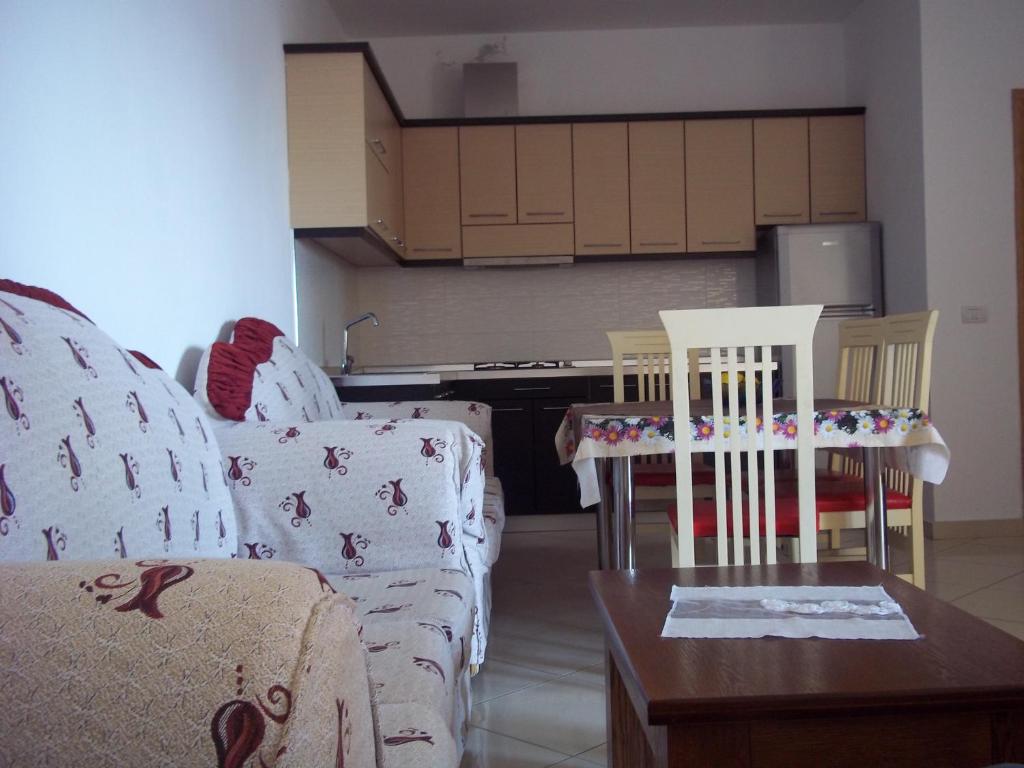 Faik Shehu Apartments - 豪华一卧室公寓，配有海景和阳台。