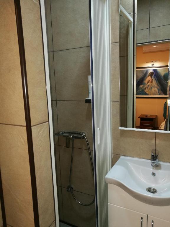 حمام في JOKSIM Rooms&Restaurant