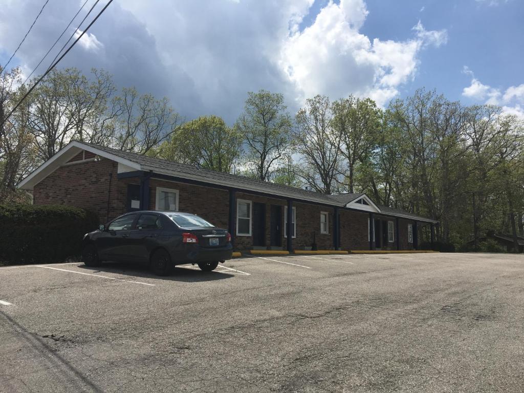 a building with a car parked in a parking lot at The North Star Inn in Corinth