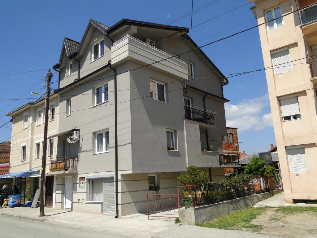 un gran edificio gris en una esquina de la calle en Accommodation Tanja, en Ohrid