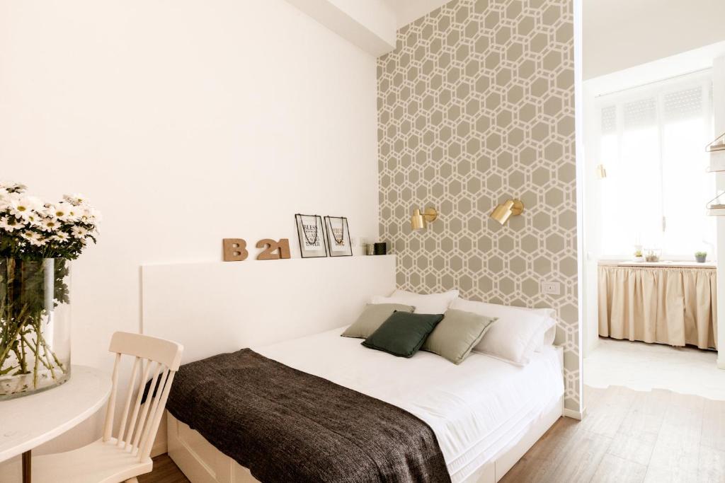 ミラノにあるCà Bèla - Lambrate Flat 2の白いベッドルーム(ベッド1台、デスク付)